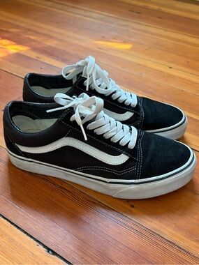 Vans Old Skool Sneaker Classic Black / White Men’s 7.5 / Women’s 9